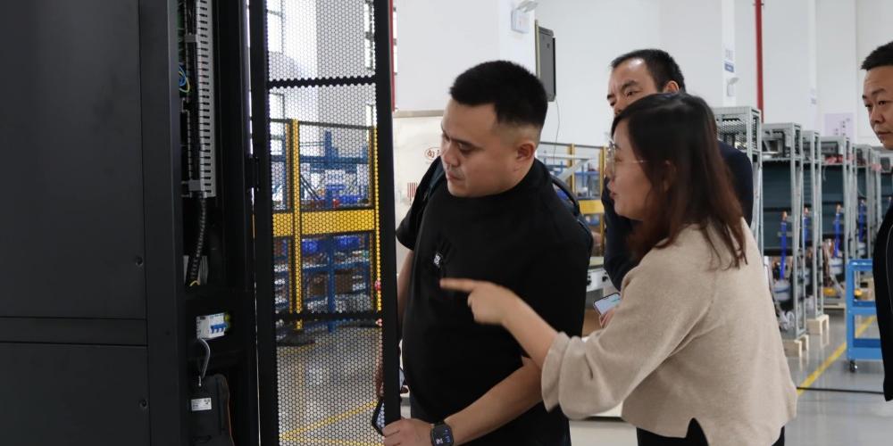 Confianza sin fronteras: Un cliente de un centro de datos kazajo visita nuestra empresa